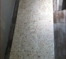 Pose des pierres pour le sol de notre douche a l'italienne