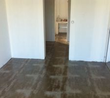 Pose carrelage dans la suite parentale fini, manque les plinthes