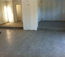 Carrelage partie salon / salle a manger , puis cuisine a droite et hall d'entr&eacute;e a gauche