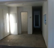 Hall d'entree puis couloir qui donne aux 2 chambres enfant et sdb
