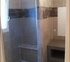 Vu de notre douche avec r&eacute;alisation d'un banc.
La frise est r&eacute;alis&eacute;e avec le m&ecirc;me mod&egrave;le de carrelage que celui du sol mais en format 30x60