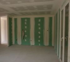 Vu de la partie cuisine avec une porte fenêtre sur la gauche