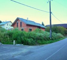 La terre va bientôt être remise par le terrassier mais nous devons d'abord dégager le terrain de ces vilaines herbes.
Livraison M-1