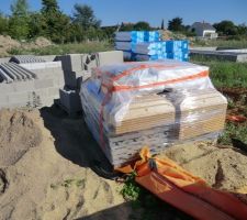 Arrivée des matériaux : 
- les entrevous en polystyrène pour l'isolation
- poutres en béton