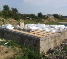 Installation des matériaux de soutien et d?étanchéité du plancher