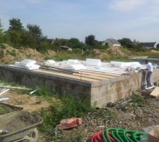 Installation des matériaux de soutien et d?étanchéité du plancher