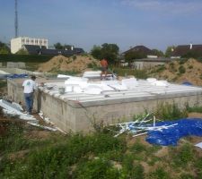 Installation des matériaux de soutien et d?étanchéité du plancher (avec les ouvriers maçons)