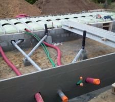 Prise de terre non conforme : fer &agrave; b&eacute;ton au lieu d'un piquet de terre , absence de pr&eacute; linteau: planche de bois &agrave; la place,et &eacute;vacuation des eaux pluviales en contre pente.