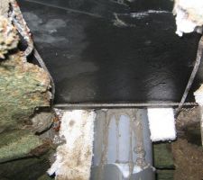 Trou rebouch&eacute; au ciment et une ardoise,et non rebouch&eacute; avec du b&eacute;ton comme demand&eacute;.SURPRISE DANS LE VIDE SANITAIRE