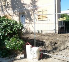 Décharge évacuée : le terrassier est venu nettoyer le terrain, enlever les montagnes de terre souillées de déchets et remettre à niveau (en fonction du permis de construire).
Parpaings vide sanitaire apparents...