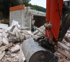 La maison n'a pas beaucoup resist&eacute; . Le b&eacute;ton de 6 m&eacute;ga pascal seulement a facilit&eacute; le travail .