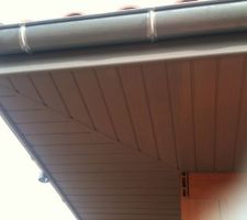 Lambris sous le débord de toit.
