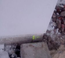 Voici le marquage fait et le puisard mis pour la gouttière et ils sont pas foutu de mettre la gouttière à cet endroit.