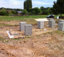 Fondations et coulée des semelles.