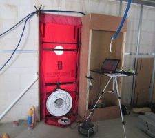 Premier test d'infiltrométrie ou BlowerDoor.
Résultat très concluant : 0.23
Reste plein de points à corriger ce qui va faire améliorer ce résultat au test final.