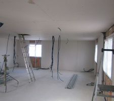 Le placo de l'&eacute;tage est pratiquement termin&eacute;