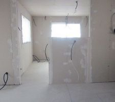 Finition du placo du rez-de-chaussée. (Mur à mi hauteur dans lequel passe le réseau d'aspiration dont j'en parle plus avant). 
La bouche de l'aspiration sera en fait sur le champ du mur, question d?esthétique!
