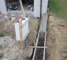 Profitons du beau temps pour couler la longrine de limite de propriété.