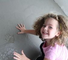 Palier de l'entrée en béton. Notre fille marque sa maison.