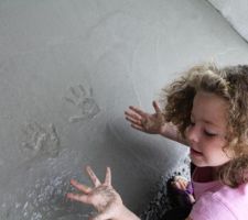 Palier de l'entrée en béton. Notre fille marque sa maison.