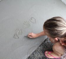 Palier de l'entrée en béton. Notre fille marque sa maison et maman fini ..
