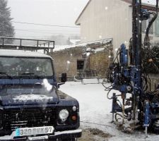Sondage pour l'étude de sol - à cet emplacement, apparemment une zone tràs dur vers -3m puis (dalle?) puis une zone creuse? (anciennes caves, puit ???) J'attend le rapport.