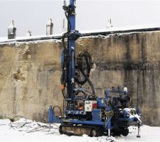 Sondage au pied du mur du voisin qui penche vers ma propriété de 10 cm ! Problème donc pour construire sur la limite de propriété? Une fouille manuelle confirma ce que nous redoutions, pas de fondation béton de ce mur, uniquement des pierres jusquà -0,50? Huissier dépêché pour constat et voisin contacté?