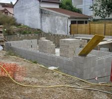 Le tour du sous sol au complet et r&eacute;alis&eacute; reste &agrave;  finir de le  monter
