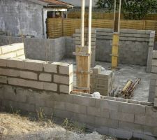 Les futurs pav&eacute;s de verre et les poteaux porteurs