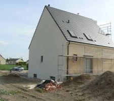 Pignon crépi et arrière de la maison encore en sous-couche