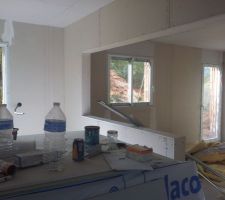 Cloison du bar, séparation semi ouverte avec la cuisine