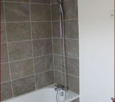 Salle de bain du haut termin&eacute;e