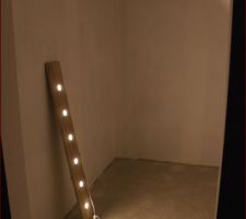 Dressing encore &agrave; peindre , &eacute;clairage fait maison &agrave; mettre au plafond