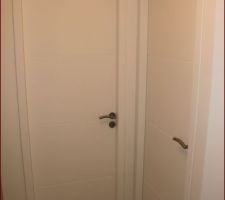 Palier tout blanc, poign&eacute;es de portes install&eacute;es