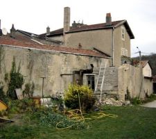 La fute construction va se situer à l'eemplacement d'un vieux hangar menaçant ruines?J'ai préféré démonter à la main la toiture et écrêter le haut des murs.
