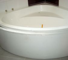 Pose de la baignoire, et "aléa du direct" les arrivé d'eau sont trop basse, on s'adapte bon gré mal gré.
