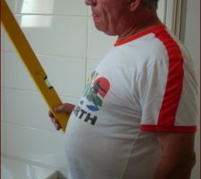 Mettre cette baignoire de niveau n'a pas été une mince affaire.