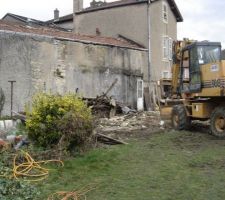La pelle fit tomber le reste des murs et procéda au chargement du camion pour évacuation.