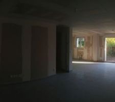 Carrelage et électricité dans le salon