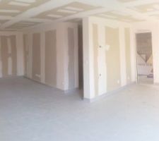 Carrelage et électricité dans la salle à manger