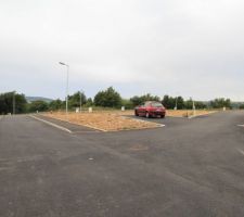 Lotissement goudronné
Les panneaux de chantiers fleurissent