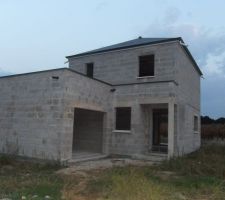 Façade nord - Seuils des fenêtres et baies posés