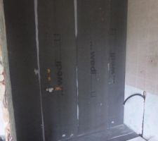 Pose des panneaux Wedi de 20mm sur mur en Parpaings.