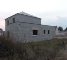 Façade est - Seuils des fenêtres et baies posés