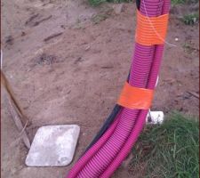 Réseaux edf en rose 2 gaines la grosse et la petite (la 2ème petite rose c'est une perso pour moi) on voit aussi l'eau en noir et regard ptt je l'ai pas prit en photo ouvert mais il y a 2 gaines vertes à l'intérieur de la taille des petites roses ^^