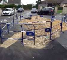 Tranch&eacute;e en plein milieu du chemin pour raccordement je suppose