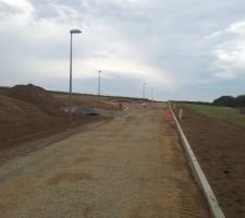 Notre all&eacute;e avec bordure et lampadaire