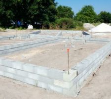 Ay&eacute; les parpaings sont mont&eacute;s