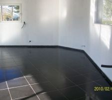 Carrelage un peu nettoy&eacute;!! ah oui on a aussi pass&eacute; la sous couche
