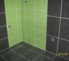 Salle d'eau carrelage gris et vert d'eau